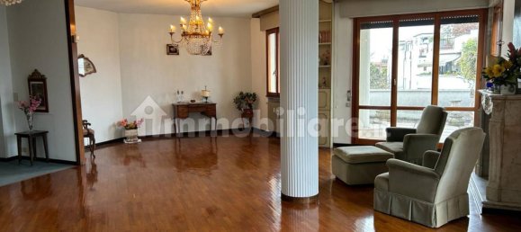 3 bedrooms Apartment in Padua, Italy No. 13097 2