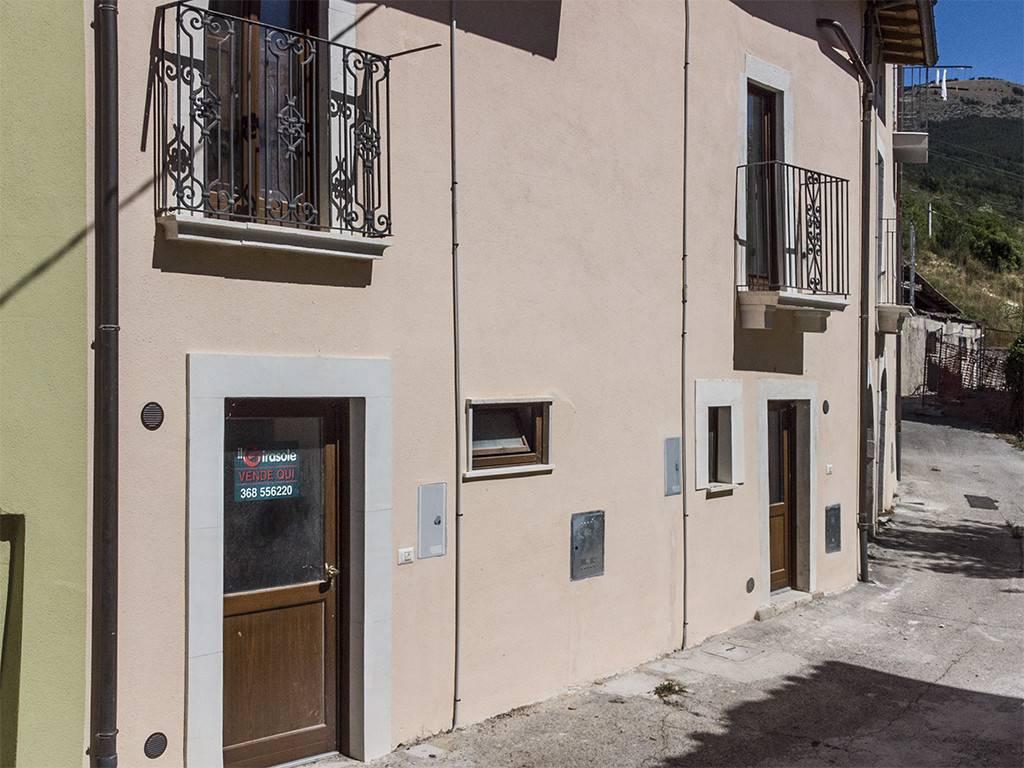 3 rooms House in Poggio Picenze, Italy No. 105785