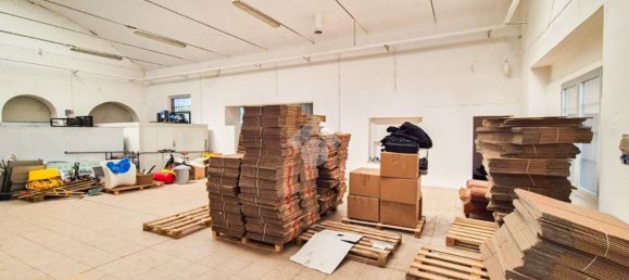 455m² Commercial property in Piacenza, Italy No. 349184 4