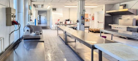 455m² Commercial property in Piacenza, Italy No. 349184 3