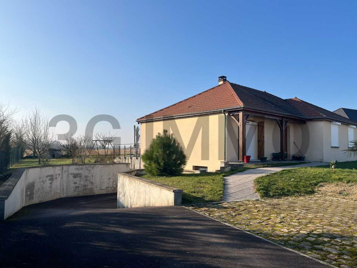 3 bedrooms Villa in Anglure, France No. 201257
