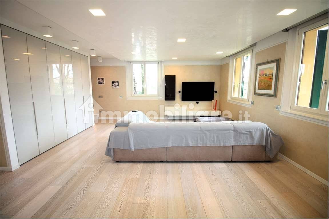 Apartamento de 4 dormitorios en Maranello, Italy No. 328282