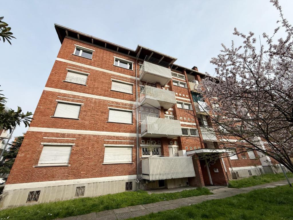 Apartamento de 3 dormitorios en Ivrea, Italy No. 124675