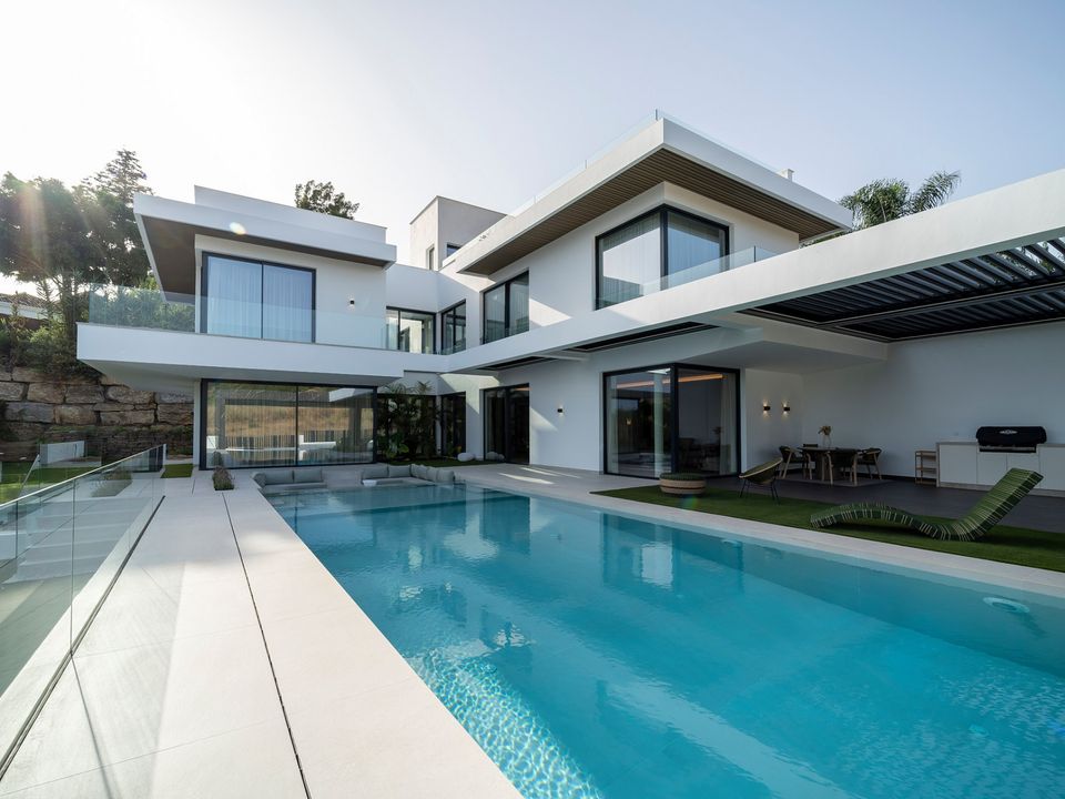 Villa de 6 dormitorios en El Paraiso, Spain No. 179031