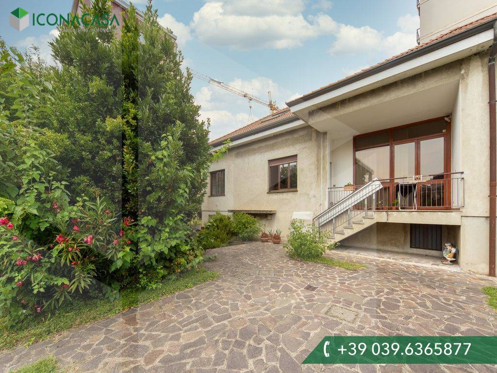 Дом с 3 комнатами в Монца, Италия № 26627