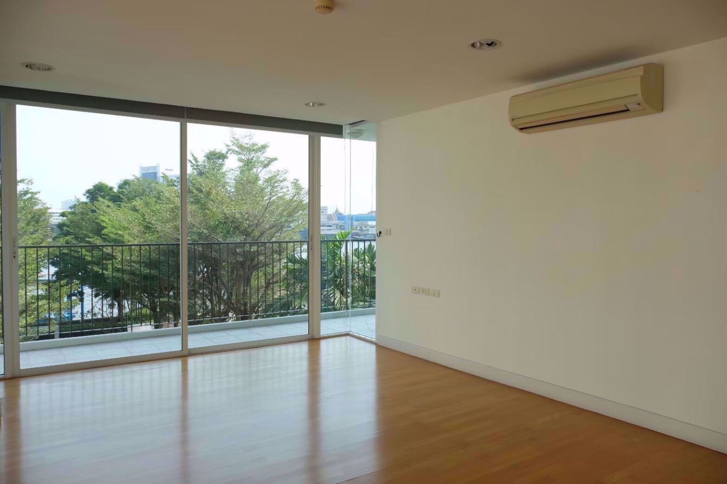 3 bedrooms Penthouse in Khlong San, Thailand No. 5042