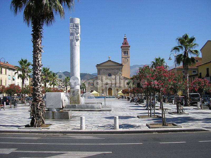 2 rooms Commercial property in Carrara, Italy No. 221854