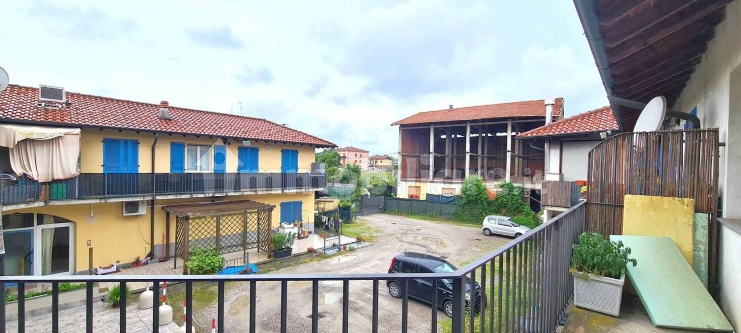 3غرفة شقة في Fino Mornasco, Italy رقم 108555