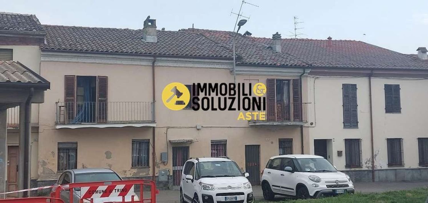 5 rooms Apartment in Trino, Italy No. 43792