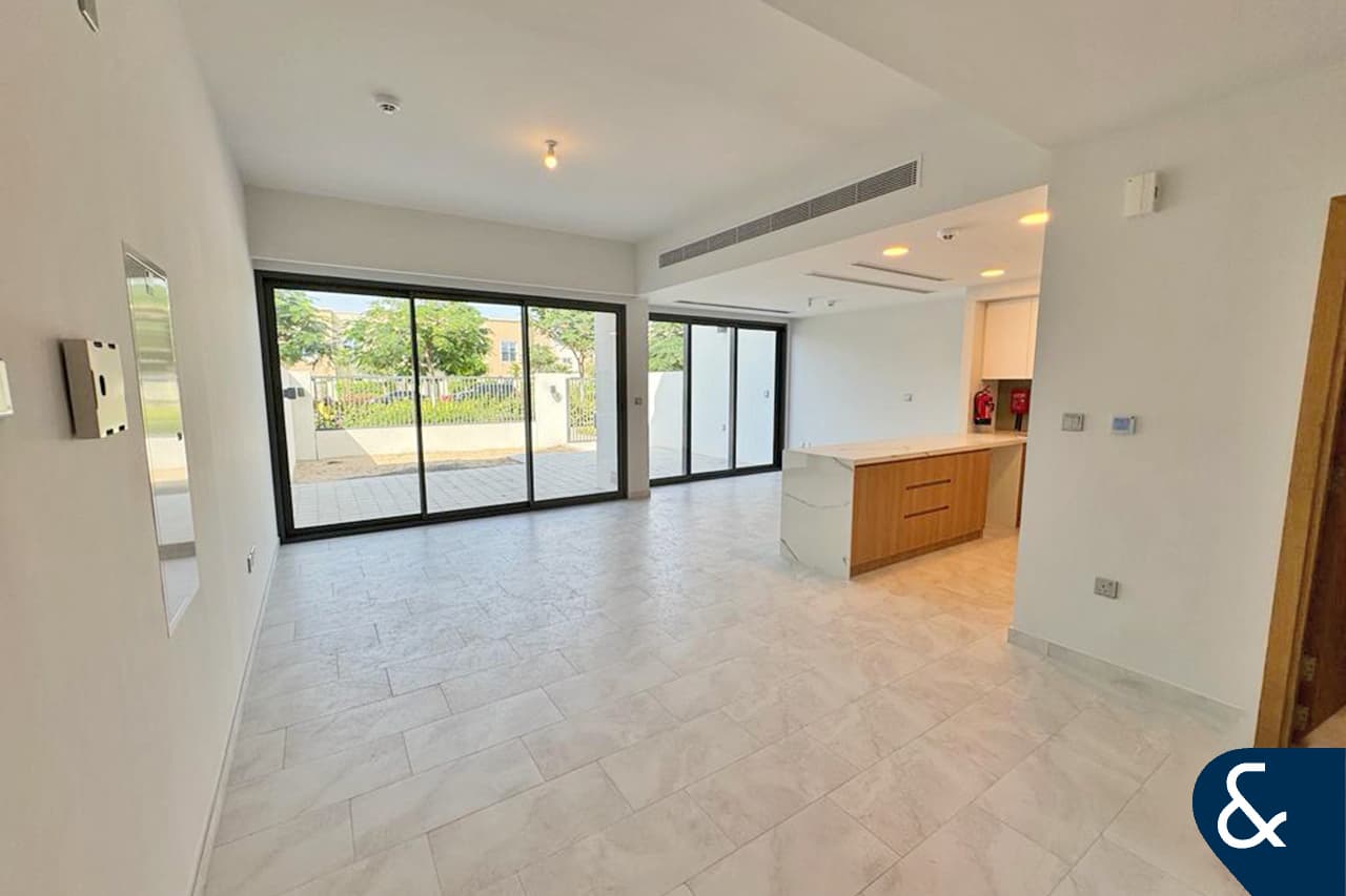 Вилла с 3 спальнями в Dubai Land, ОАЭ № 109523