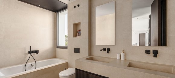 5 bedrooms House in Malaga, Spain No. 33648 12