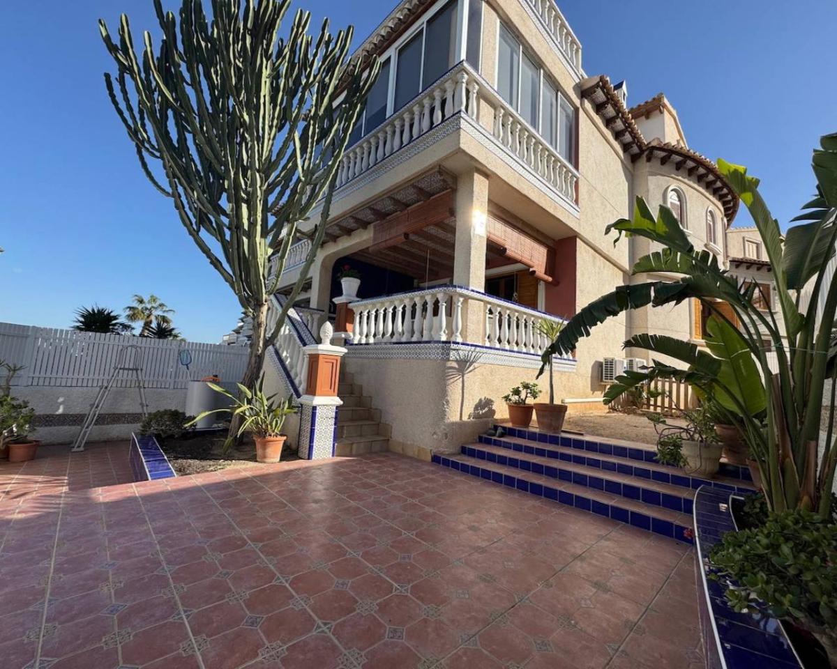 5 bedrooms Villa in Guardamar del Segura, Spain No. 13732