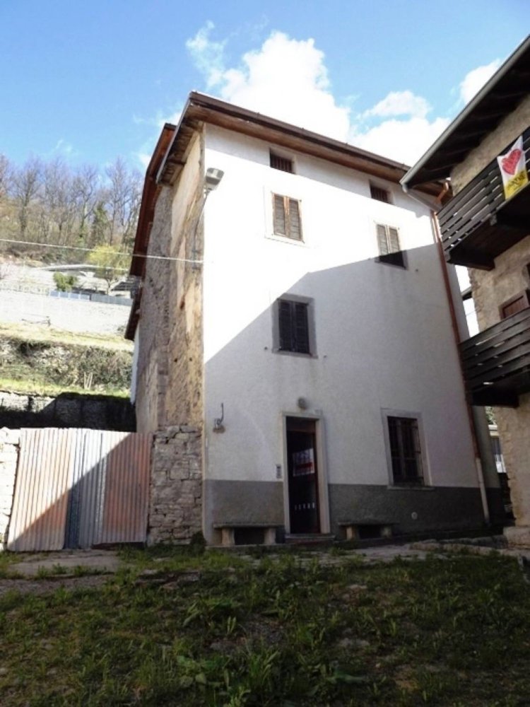 Casa de 6 habitaciónes en Locatello, Italy No. 145298