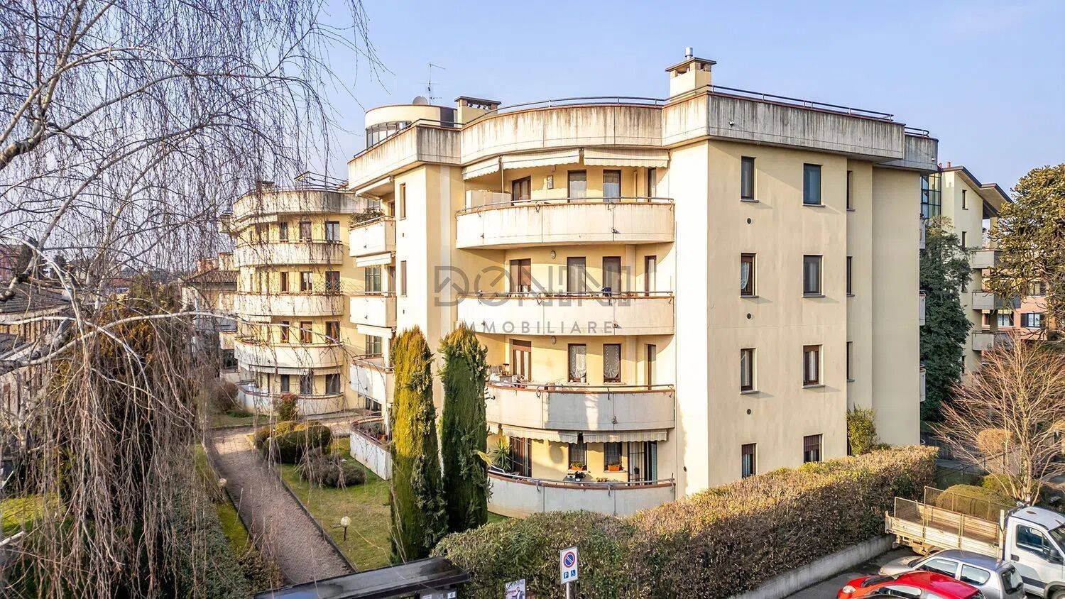 2 bedrooms Apartment in Tradate, Italy No. 221566