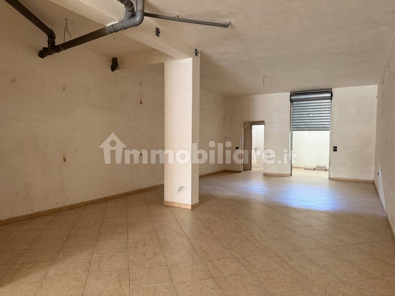 1 room Commercial property in Andria, Italy No. 100370