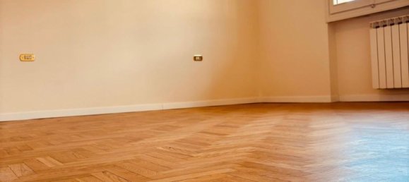 5 rooms Apartment in Prato, Italy No. 259063 4