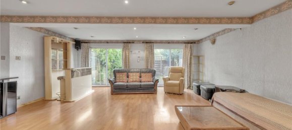 3 bedrooms House in Colindale, United Kingdom No. 7836 6