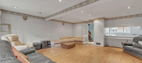 3 bedrooms House in Colindale, United Kingdom No. 7836 5