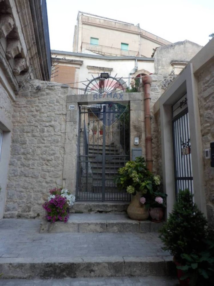 4 bedrooms House in Modica, Italy No. 351544