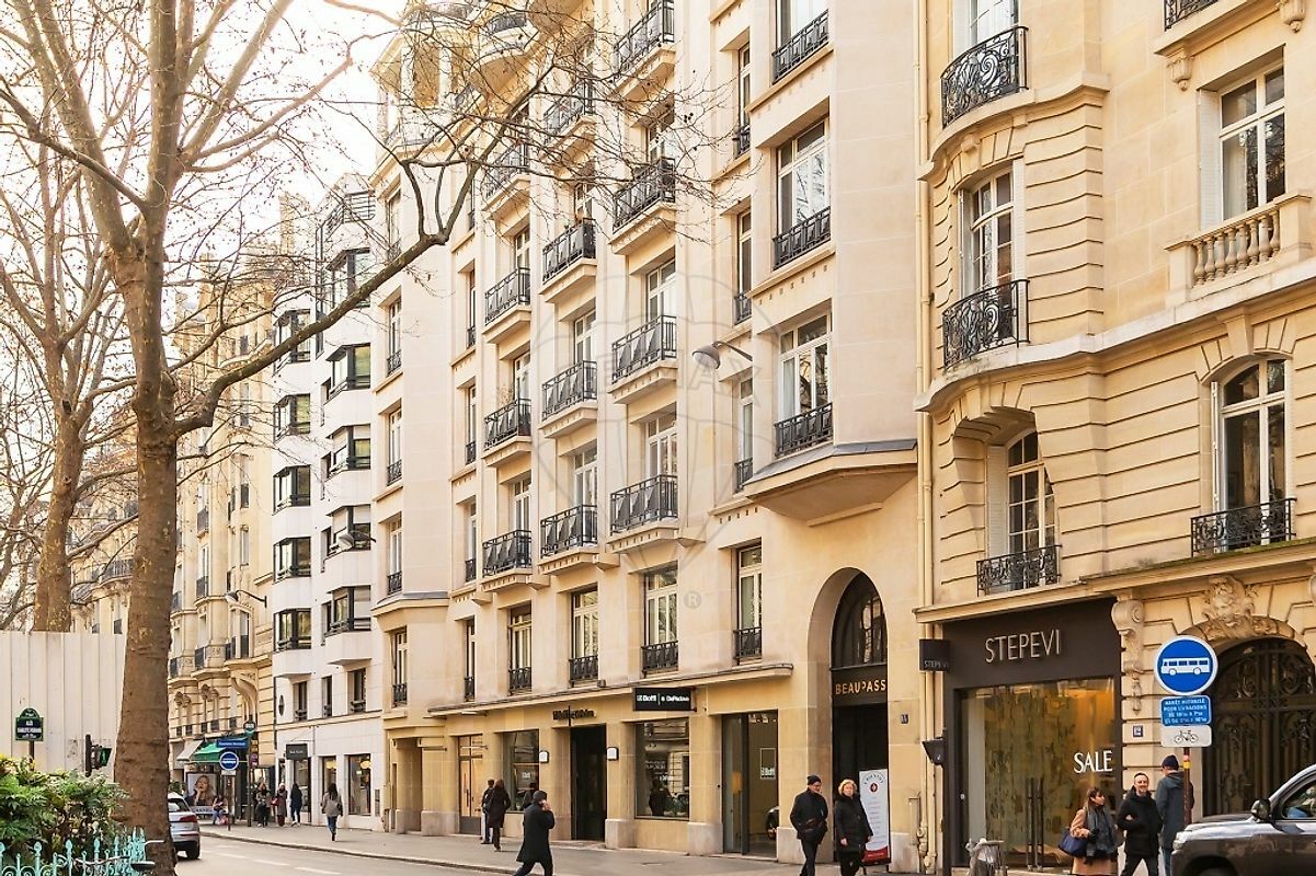 259m² Office in Paris, France No. 162017