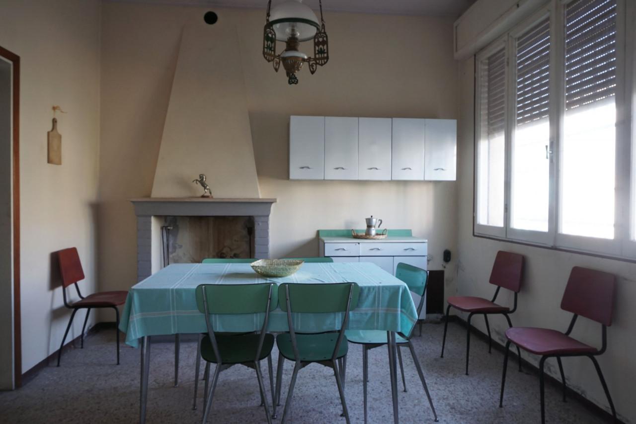 Casa de 6 habitaciónes en Torrile, Italy No. 237689