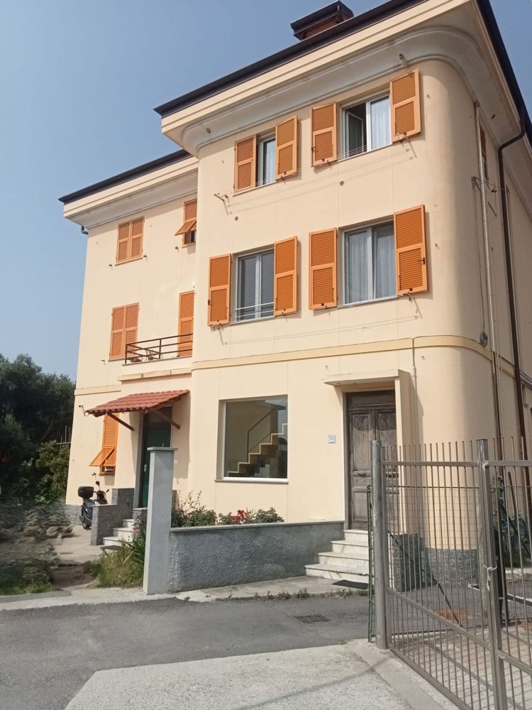 Квартира с 3 спальнями в Альбисола Супериоре, Италия № 346265