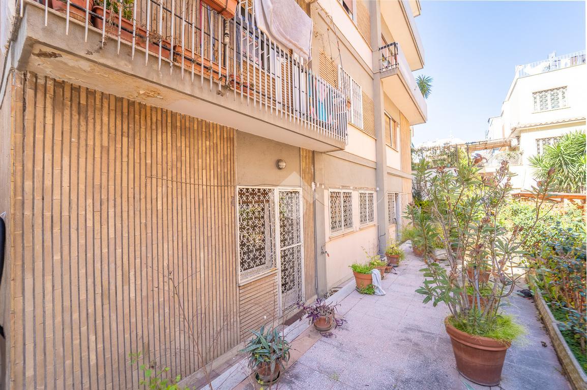 Квартира с 3 комнатами в Рим, Италия № 35970