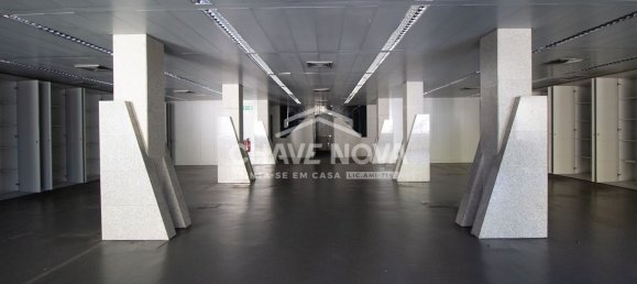 3254m² Commercial property in Porto, Portugal No. 51056 34