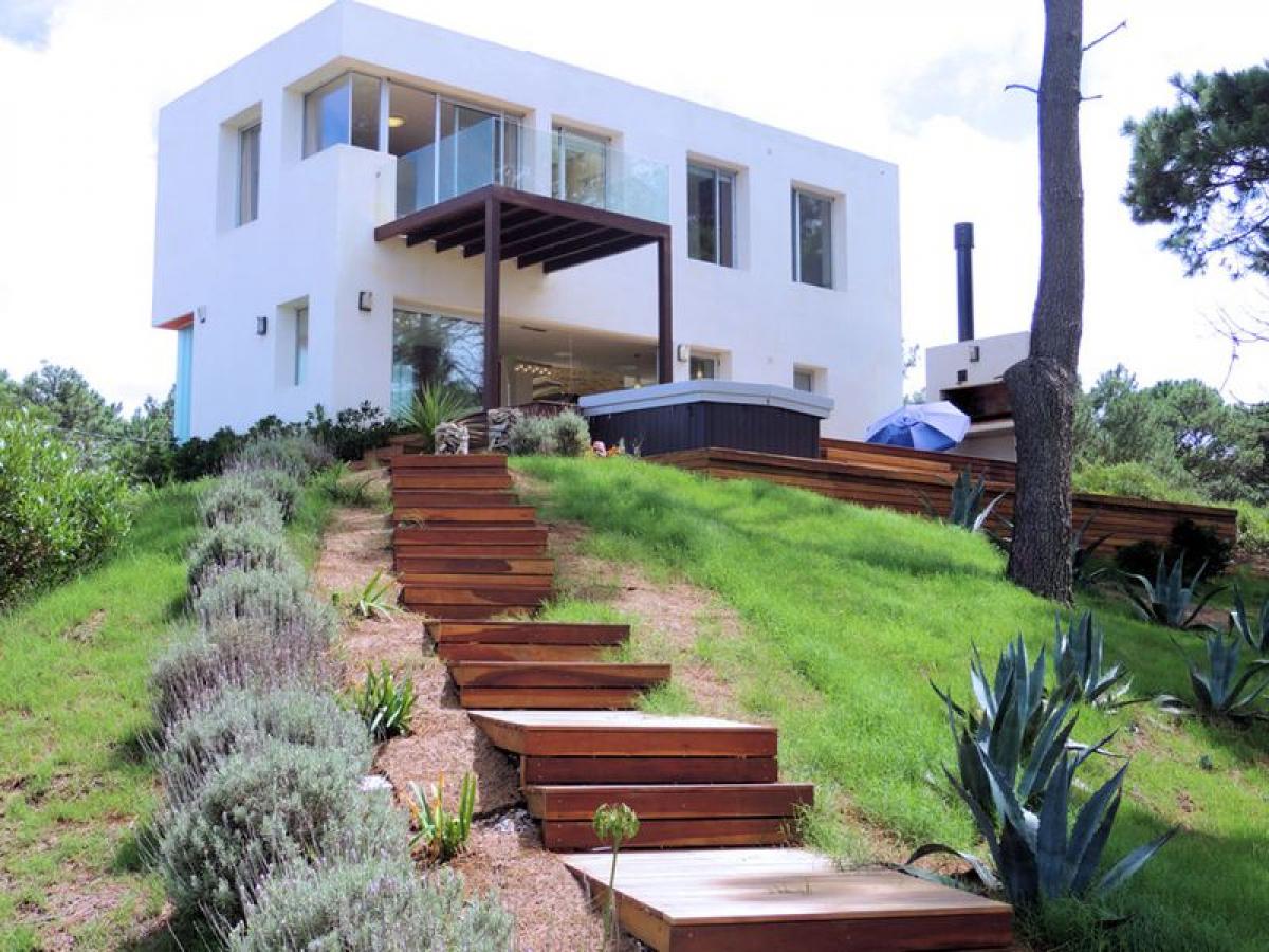 Casa de 3 dormitorios en Maldonado, Uruguay No. 8025