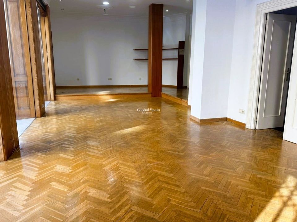  عقار تجاري في Denia, Spain 432متر مربع رقم 184657