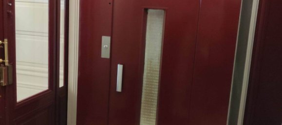 Studio in Paris, France No. 329083 5