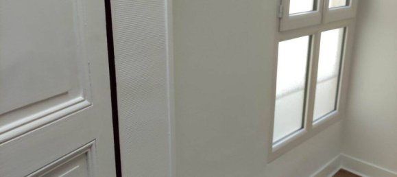 Studio in Paris, France No. 329083 7