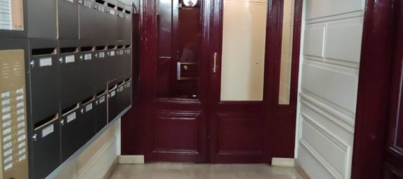 Studio in Paris, France No. 329083 4