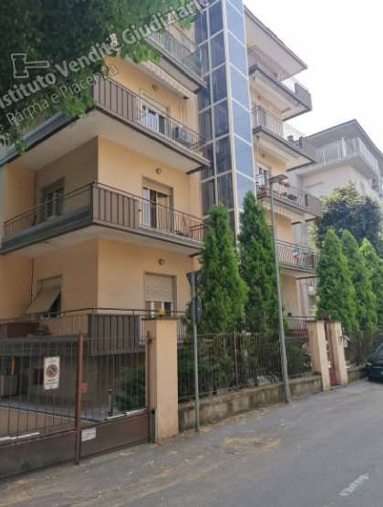 5 rooms Apartment in Parma, Italy No. 298860