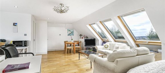 5 bedrooms House in Cockfosters, United Kingdom No. 6621 22