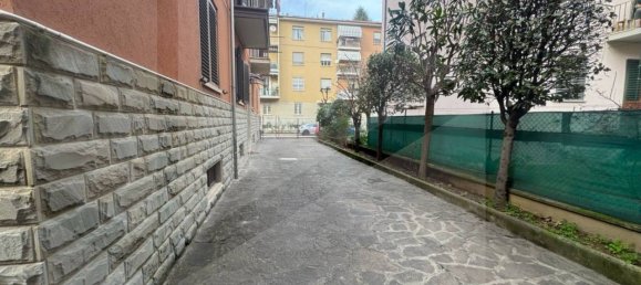 4 rooms Apartment in Bologna, Italy No. 27125 2