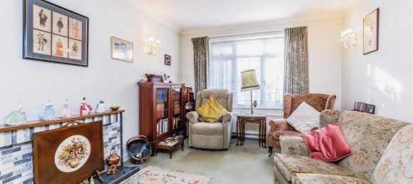 3 bedrooms House in Croydon, United Kingdom No. 8133 2