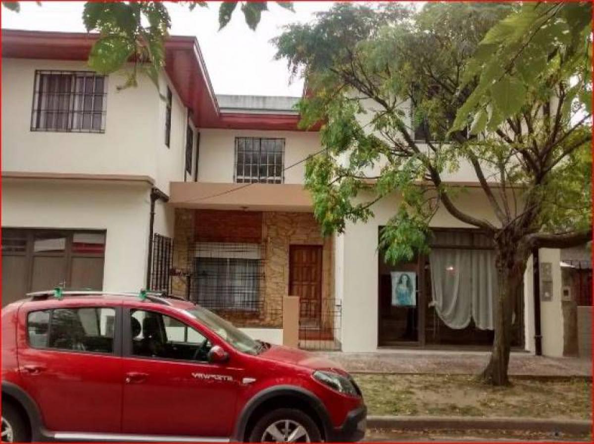 4 bedrooms House in Berazategui, Argentina No. 21035