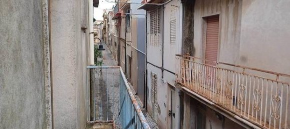 6 rooms House in Chiaramonte Gulfi, Italy No. 251306 2