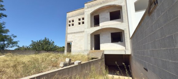 4 bedrooms House in Carmiano, Italy No. 357601 2