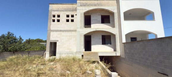 4 bedrooms House in Carmiano, Italy No. 357601 3