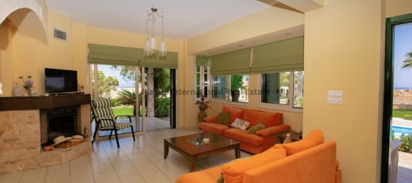 5 bedrooms Villa in Paralimni, Cyprus No. 921 7