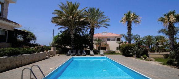 5 bedrooms Villa in Paralimni, Cyprus No. 921 4