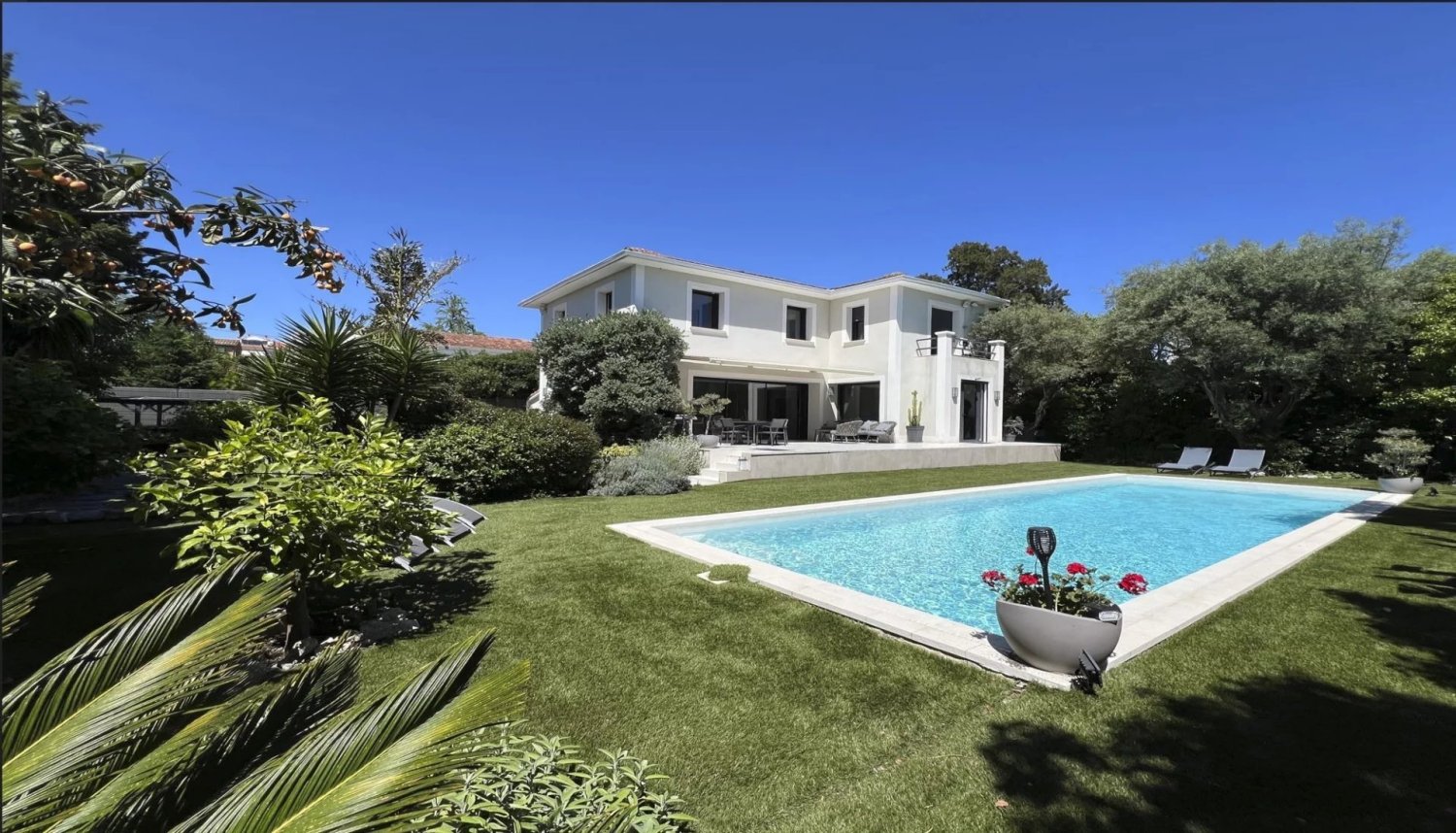 5 bedrooms Villa in Cannes, France No. 747