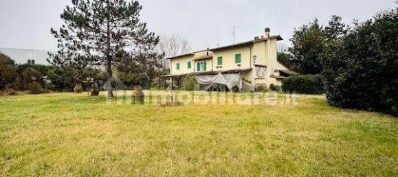 Villa de 4 dormitorios en Calcinaia, Italy No. 204347 4
