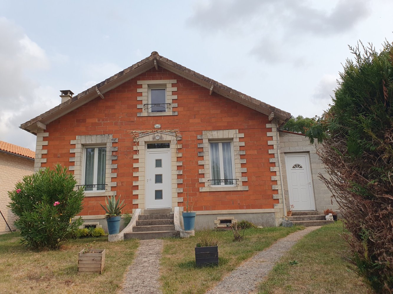 Casa de 2 dormitorios en Pons, France No. 359835