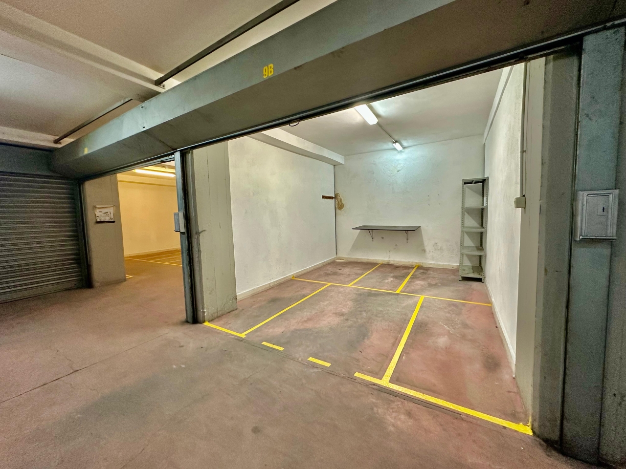 1 room Garage in Naples, Italy No. 14879