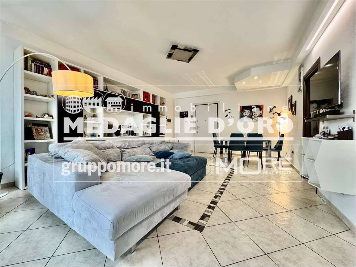 3 bedrooms Apartment in Modena, Italy No. 398098