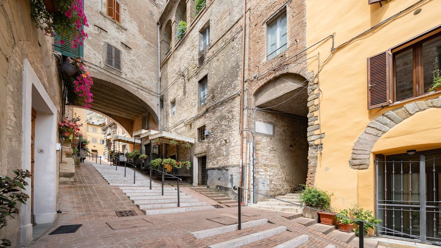 10 rooms Apartment in Perugia, Italy No. 103426