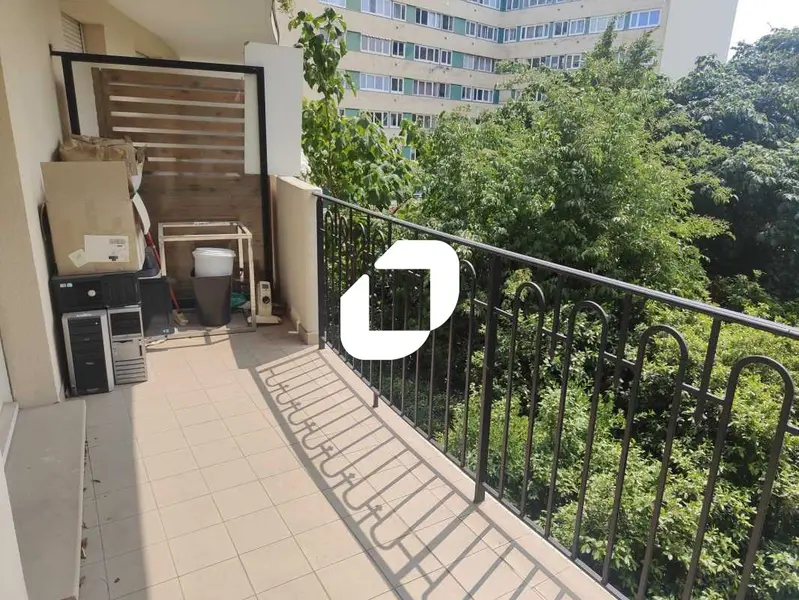 74m² Office in Puteaux, France No. 302410